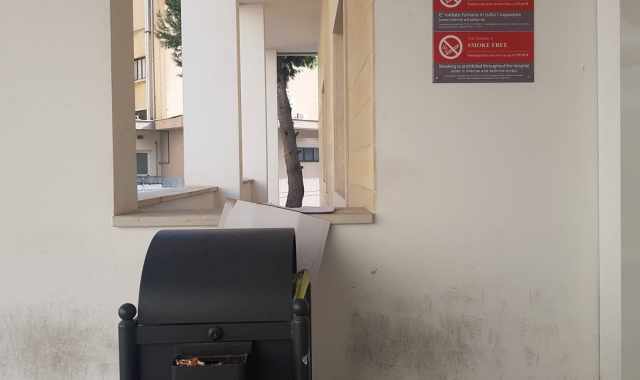 Bari, vietato fumare in tutto il Policlinico: ma nell'ospedale ci sono posacenere ovunque